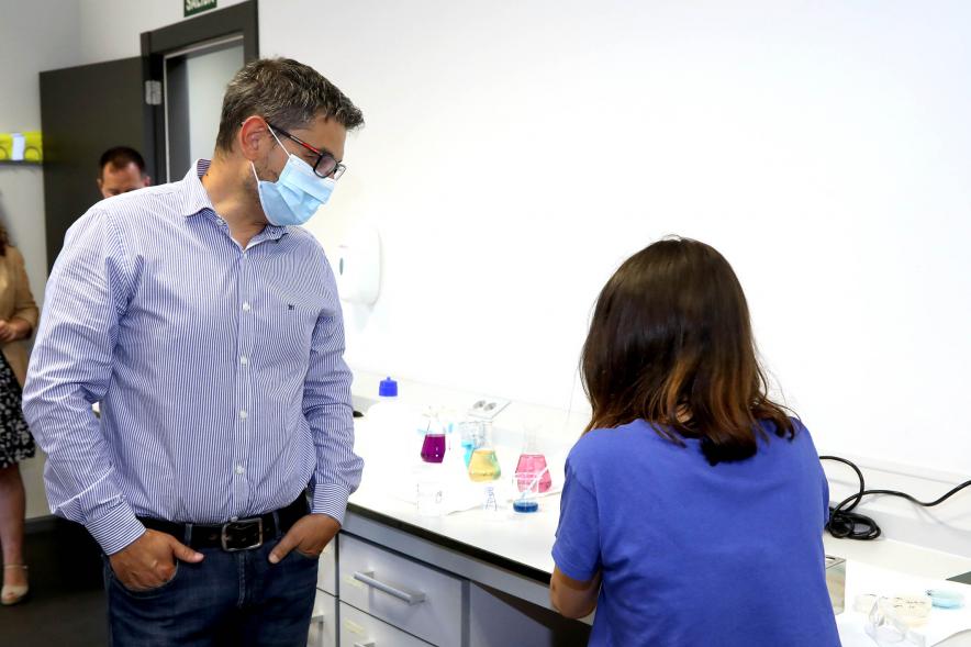 Visita al Taller de Ciencia y Magia - Primer plano del  alcalde Sánchez Acera con una participante.