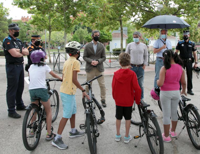 Visita al Parque de Educación Vial - Imagen del alcalde Aitor Retolaza acompañado por Concejales, Policía Local, Protección Civil y niños durante su vista al parque.