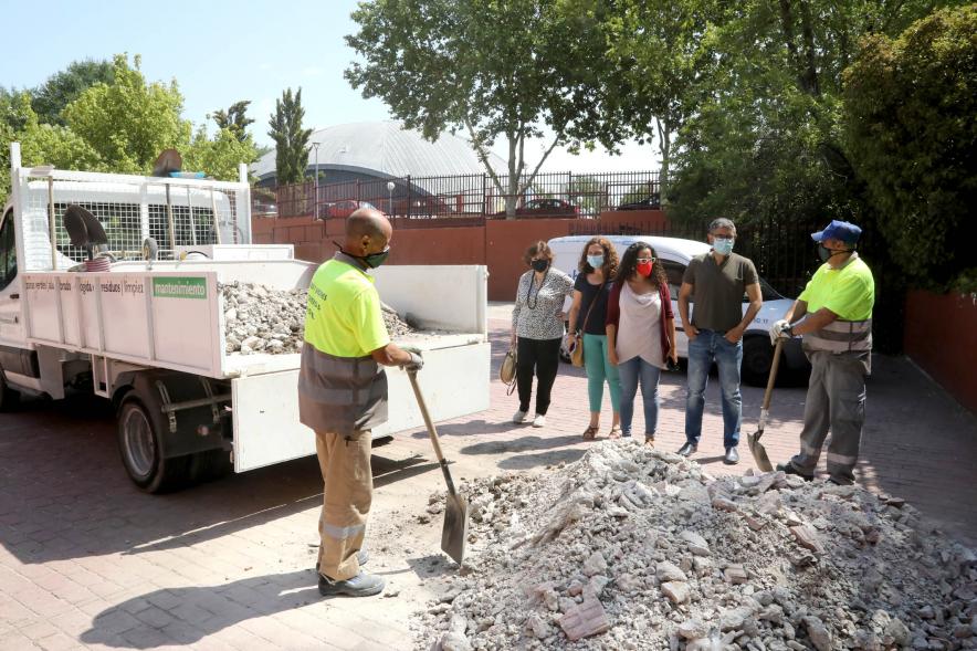  Visita a Obras de Colegios - Imagen del Alcalde Rafael Sánchez Acera y las concejalas relacionadas con las obras visitan las  obras de mejora de los colegios públicos CEIP Parque de Cataluña y CEIP Gabriel y Galán.  