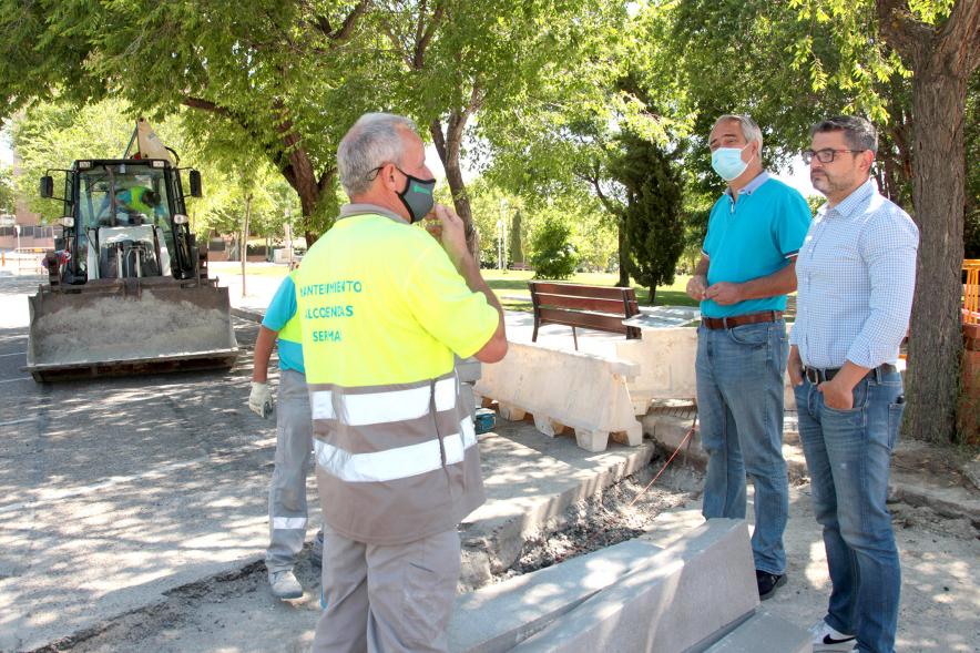 Visita a Obras del Distrito Norte - Imagen del alcalde Rafael Sánchez Acera y el concejal del Distrito Norte José María Tovar charlando con unos operarios.