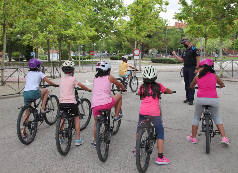 Visita al Parque de Educación Vial - Imagen que podemos ver unos niños con sus bicis y un Policía Local.
