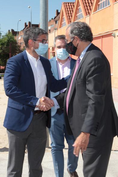 Alcalde saludando a miembros del centro