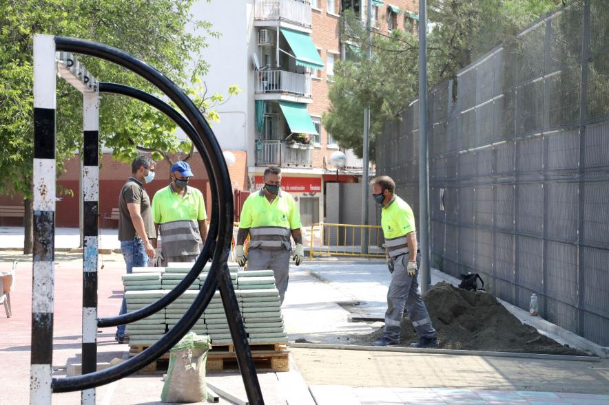  Visita a Obras de Colegios -Imagen del Alcalde Rafael Sánchez Acera charlando con los trabajadores municipales.