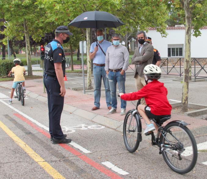 Visita al Parque de Educación Via - Imagen del alcalde Aitor Retolaza acompañado por Concejales viendo como se desenvuelve un niño.