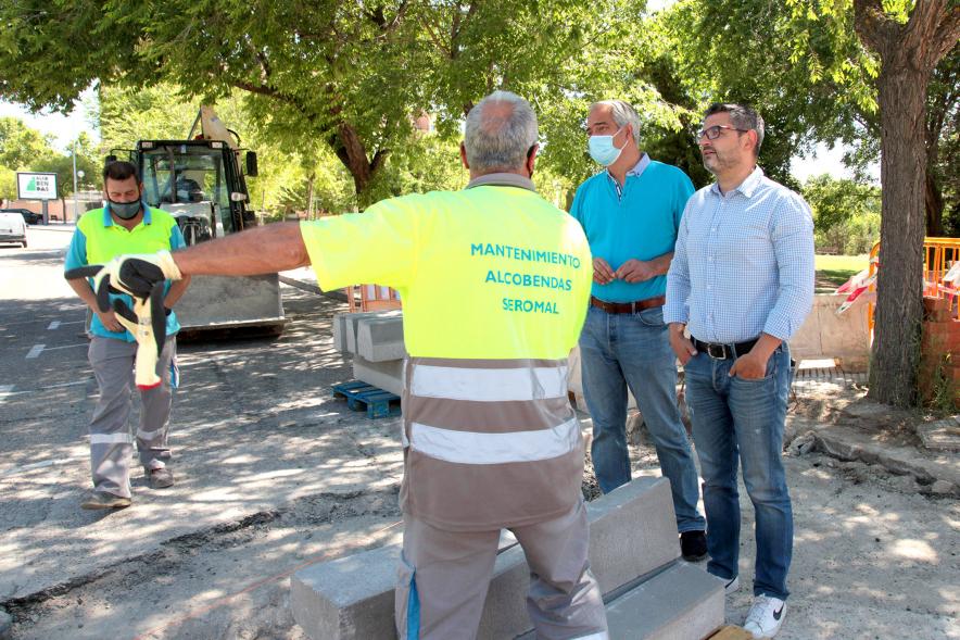  Visita a Obras del Distrito Norte - Imagen del alcalde Rafael Sánchez Acera y el concejal del Distrito Norte José María Tovar charlando con unos operarios.