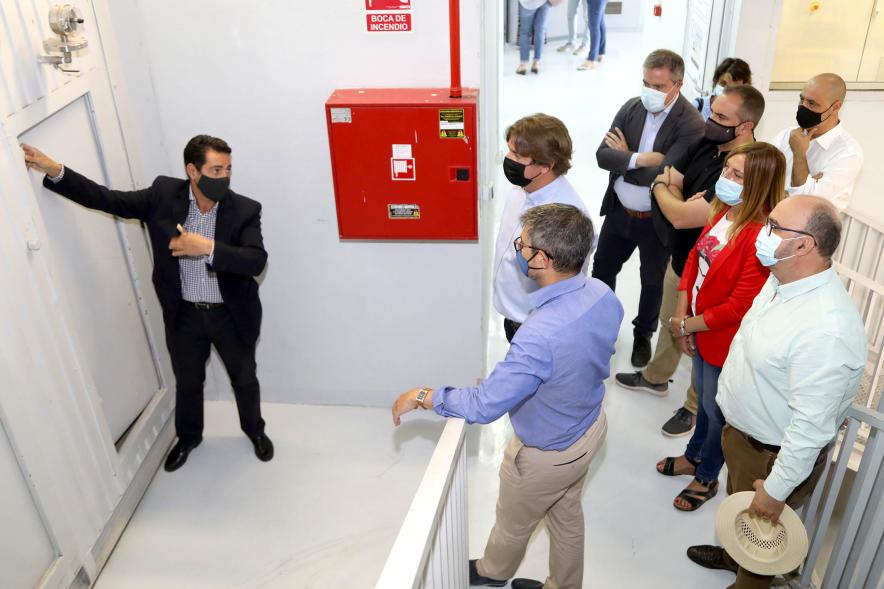 Visita al Centro de Recogida de Basura Neumática - Imagen de un momento de la visita del alcalde Rafael Sánchez Acera, concejales y representantes de la empresa de Recogida de Residuos.
