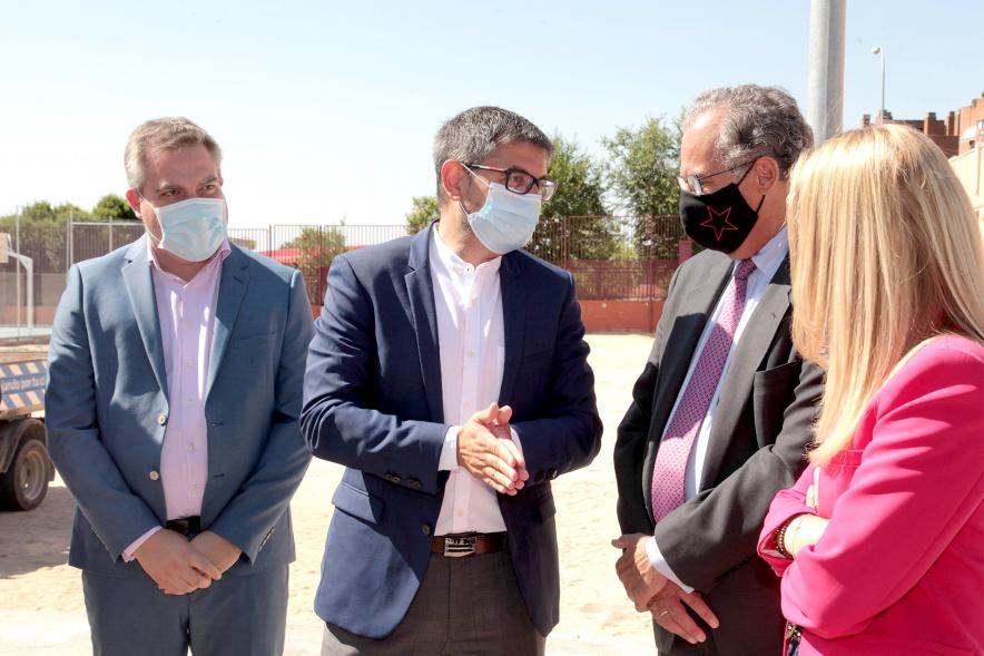 Alcalde Sánchez Acera charla con miembros del centro