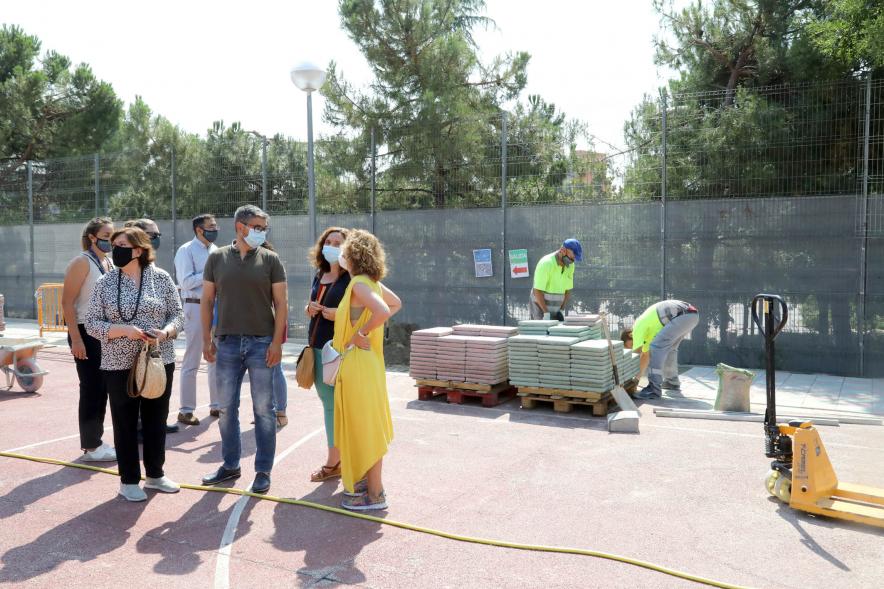  Visita a Obras de Colegios - Imagen del Alcalde Rafael Sánchez Acera y las concejalas relacionadas con las obras visitan las  obras de mejora de los colegios.
