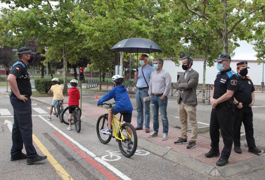  Visita al Parque de Educación Vial - Imagen del alcalde Aitor Retolaza acompañado por Concejales viendo como se desenvuelven los niños en el Parque de Educación Vial
