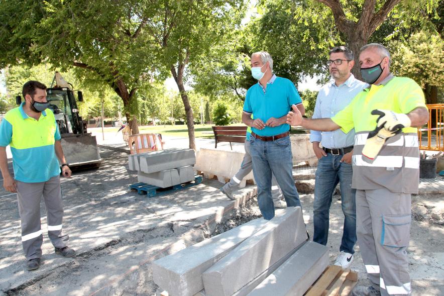 Visita a Obras del Distrito Norte - Imagen del alcalde Rafael Sánchez Acera y el concejal del Distrito Norte José María Tovar charlando con unos operarios.