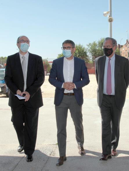 Alcalde Sánchez Acera con miembros del centro