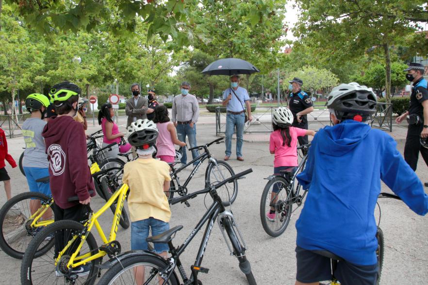 Visita al Parque de Educación Vial - Imagen de los niños atendiendo las explicaciones de un Policía Local.