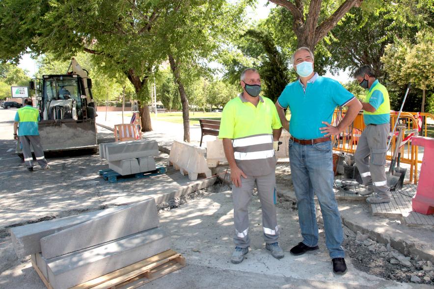  Visita a Obras del Distrito Norte -Imagen del concejal del Distrito Norte José María Tovar posando con un operario.