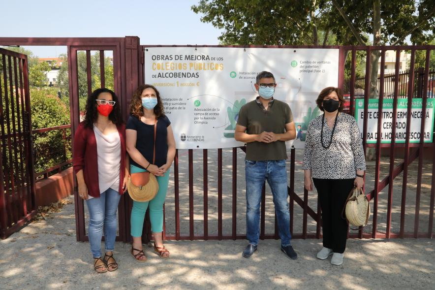 Visita a Obras de Colegios -  Imagen del Alcalde Rafael Sánchez Acera y las concejalas relacionadas con las obras visitan las  obras de mejora de los colegios.