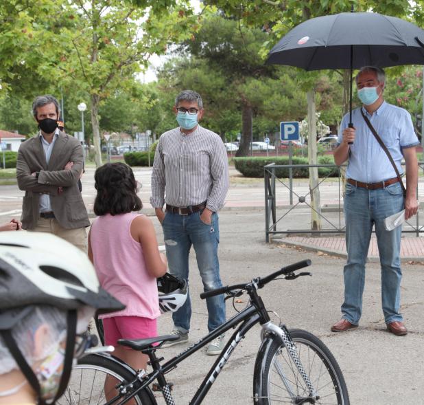  Visita al Parque de Educación Vial - Imagen del alcalde Aitor Retolaza acompañado por Concejales en un momento de la visita.
