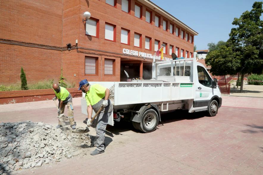   Visita a Obras de Colegios - Imagen de los trabajadores municipales.