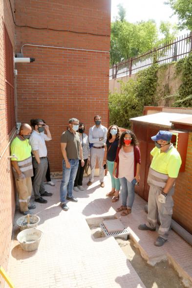  Visita a Obras de Colegios -  Imagen del Alcalde Rafael Sánchez Acera y las concejalas relacionadas con las obras visitan las obras de mejora de los colegios charlando con los trabajadores municipales.   