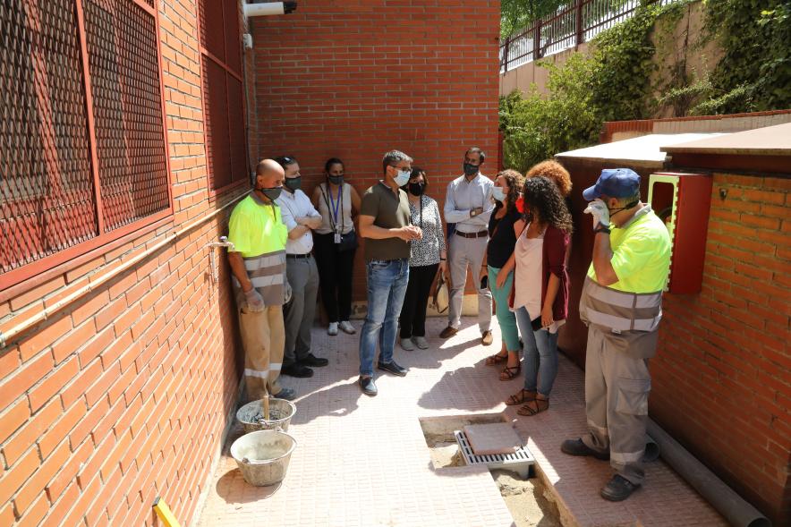  Visita a Obras de Colegios - Imagen del Alcalde Rafael Sánchez Acera y las concejalas relacionadas con las obras visitan las obras de mejora de los colegios charlando con los trabajadores municipales.