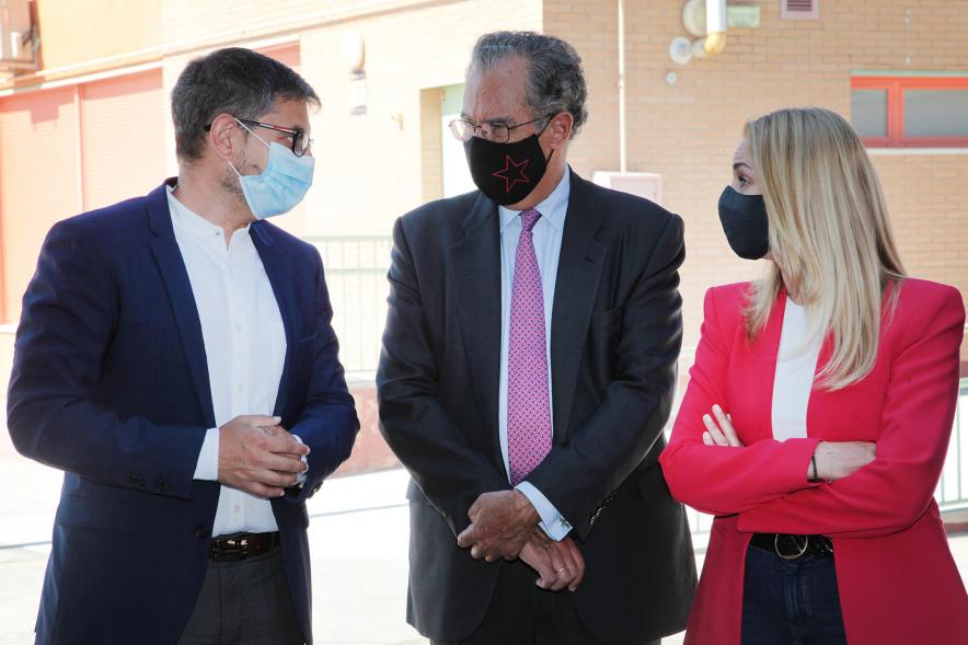 Alcalde Sánchez Acera y miembros del centro