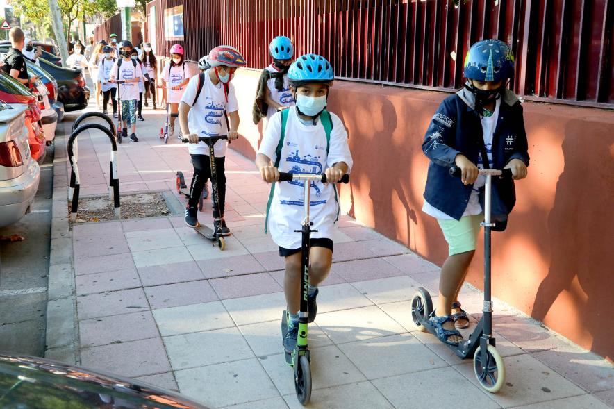 Alumnos participando