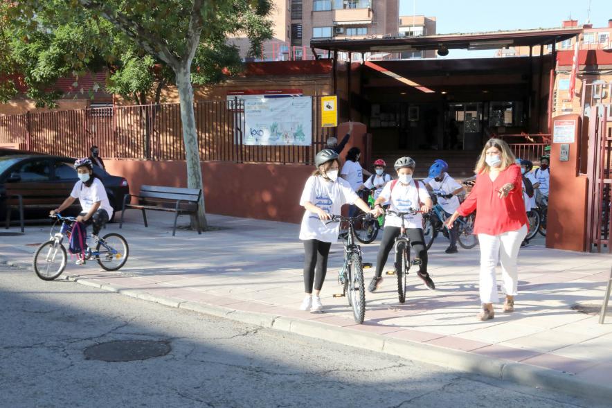 Alumnos saliendo de un CEIP