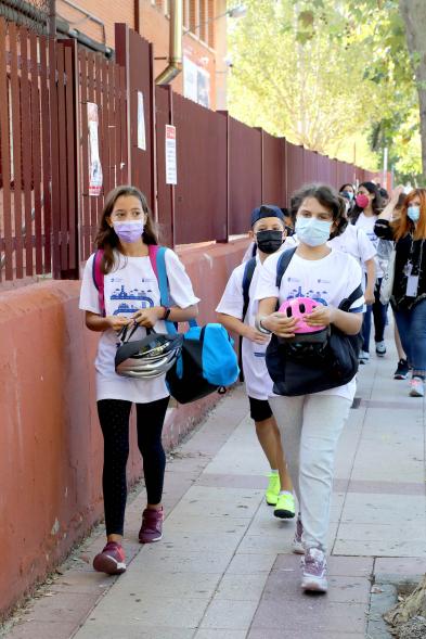Alumnas llegando al CEIP provistas de sus cascos