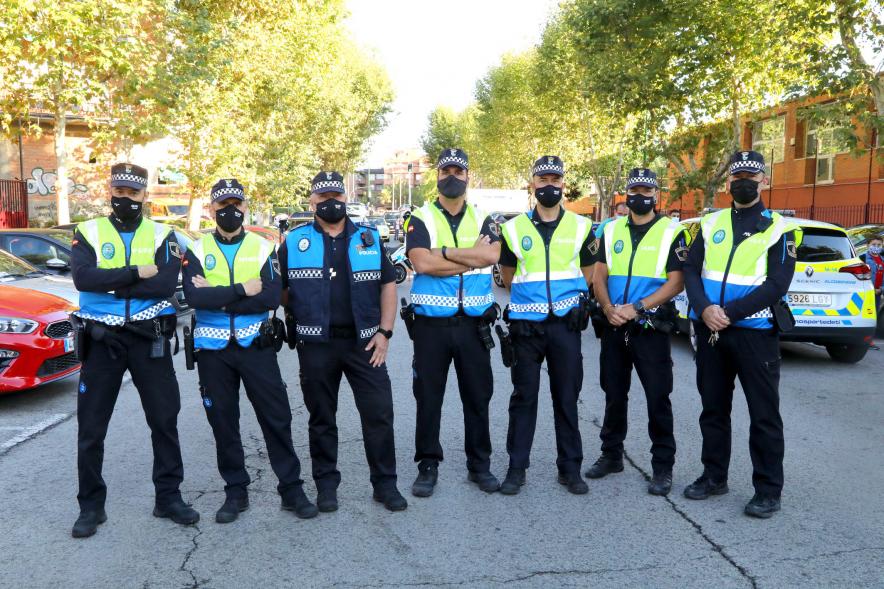 Policías Locales posando tras escoltar al pelotón