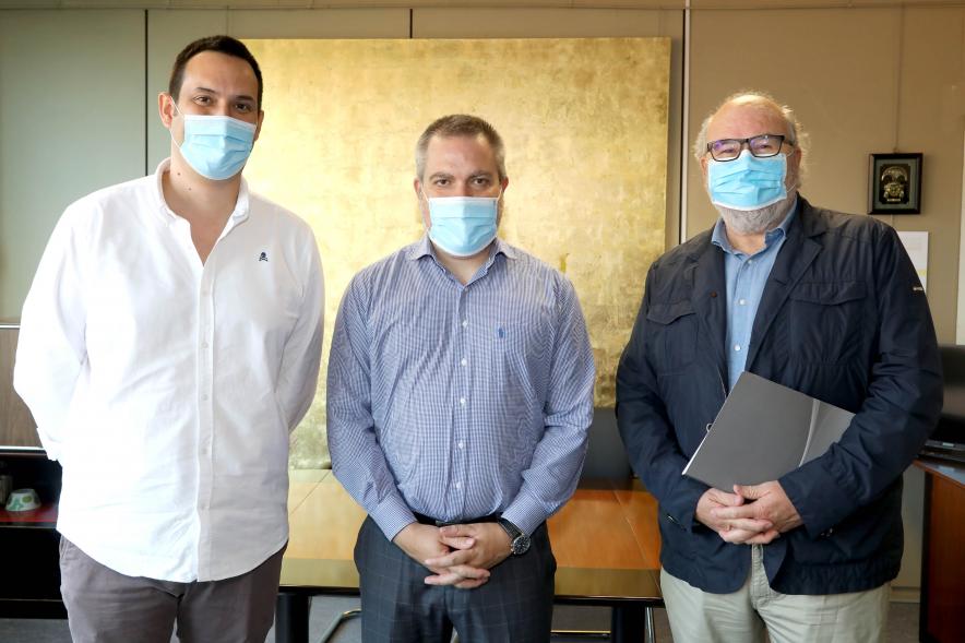 Firmantes posan tras la firma