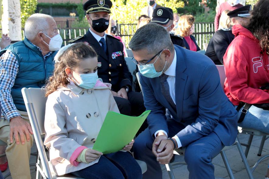 Día Internacional de la Paz - Imagen del alcalde Rafael Sánchez Acera charlando con una de las alumnas de Apama.
