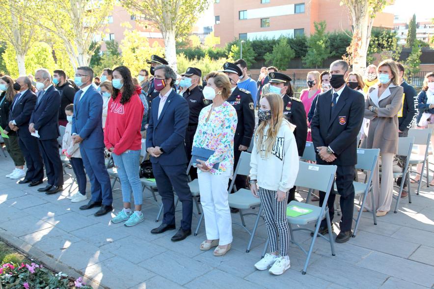 Día Internacional de la Paz -  Imagen donde vemos a todos los asistentes guardando un minuto de silencio.