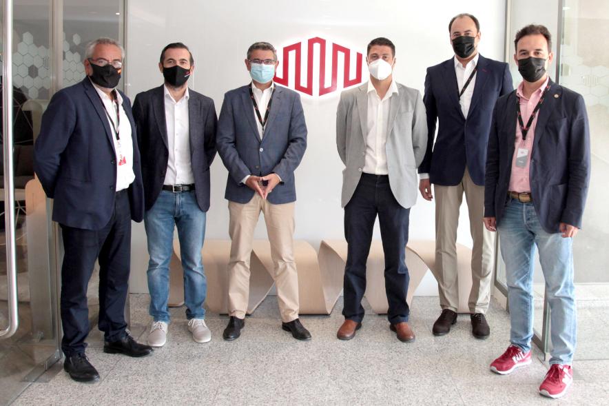 Visita a la Empresa Equinix - Imagen del alcalde Rafael Sánchez Acera acompañado por concejales y directivos de la empresa Equinix durante la vista.