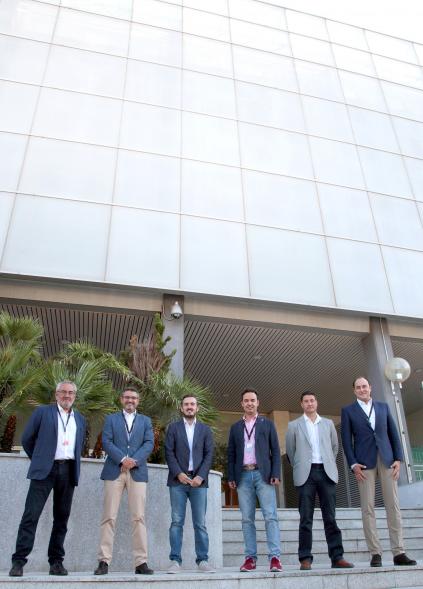 Visita a la Empresa Equinix - Imagen del alcalde Rafael Sánchez Acera acompañado por concejales recibidos a su llegada por directivos de Equinix.