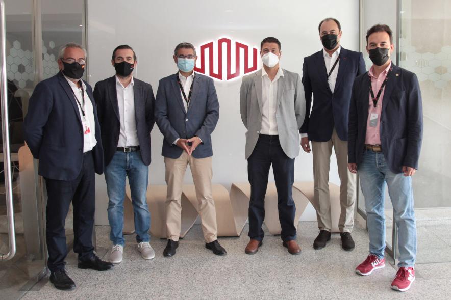  Visita a la Empresa Equinix -  Imagen del alcalde Rafael Sánchez Acera acompañado por concejales y directivos de la empresa Equinix durante la vista.