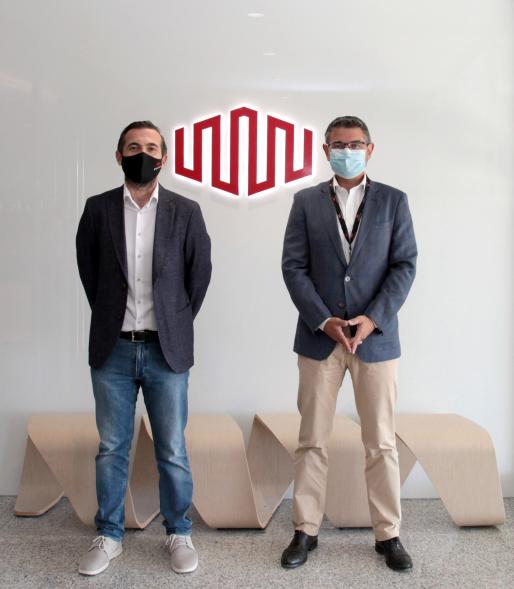   Visita a la Empresa Equinix - Imagen del alcalde Rafael Sánchez Acera posando a su llegada con un directivo de la empresa Equinix. 