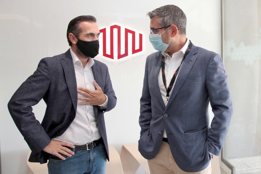 Visita a la Empresa Equinix - Imagen del alcalde Rafael Sánchez Acera charlando con un directivo de la empresa Equinix. 
