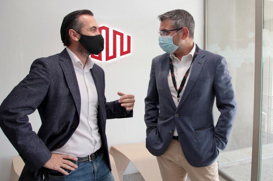 Visita a la Empresa Equinix -  Imagen del alcalde Rafael Sánchez Acera charlando con un directivo de la empresa Equinix. 