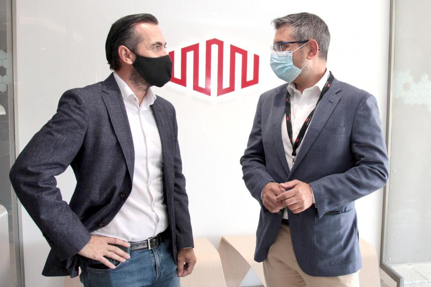  Visita a la Empresa Equinix - Imagen del alcalde Rafael Sánchez Acera charlando con un directivo de la empresa Equinix. 