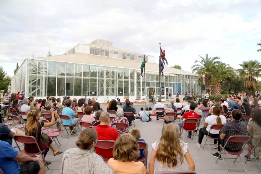 Inauguración de la Escuela de Circo - Imagen momento de la actuación circense del grupo "Entre Nous", practican el Mástil Chino.