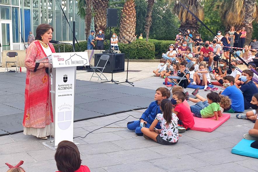 Inauguración de la Escuela de Circo - Imagen de un momento del discurso de la concejala de Cultura Rosario Tamayo, durante la inauguración de la Escuela de Circo El Invernadero.