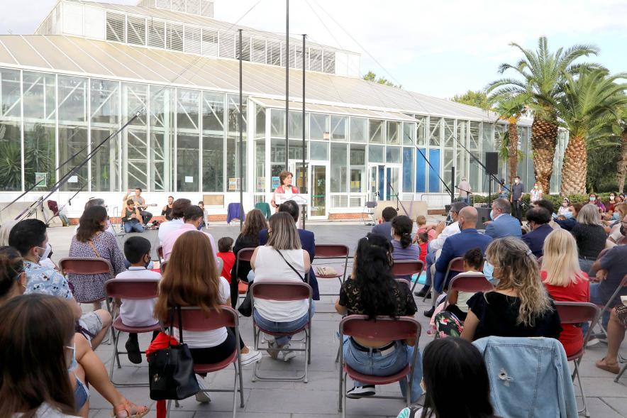  Inauguración de la Escuela de Circo - Imagen lejana de un momento del discurso de la concejala de Cultura Rosario Tamayo, durante la inauguración de la Escuela de Circo El Invernadero.