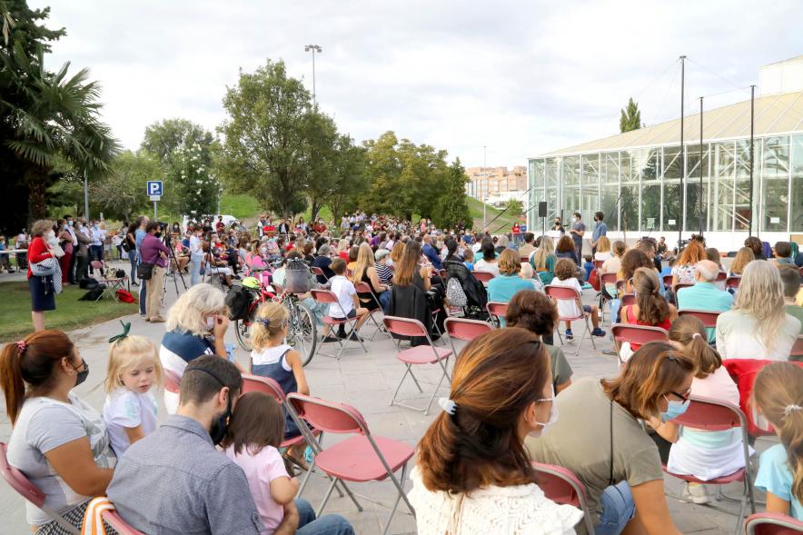 Palabras de Escuela de Circo - Imagen lejana de un momento del discurso de los responsables de la Escuela de Circo El Invernadero. 