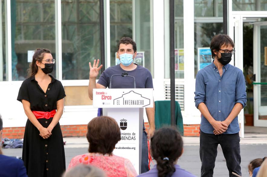Inauguración de la Escuela de Circo - Imagen de un momento del discurso de los responsables de la Escuela de Circo El Invernadero. 