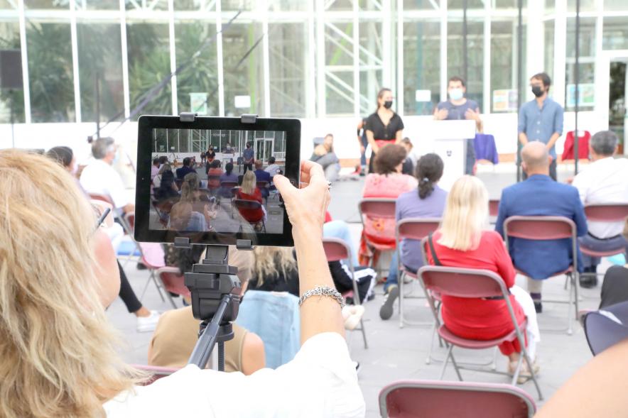 Inauguración de la Escuela de Circo - Imagen de un momento del discurso de los responsables de la Escuela de Circo El Invernadero, visto a través de la pantalla de una Tablet de una asistente.  