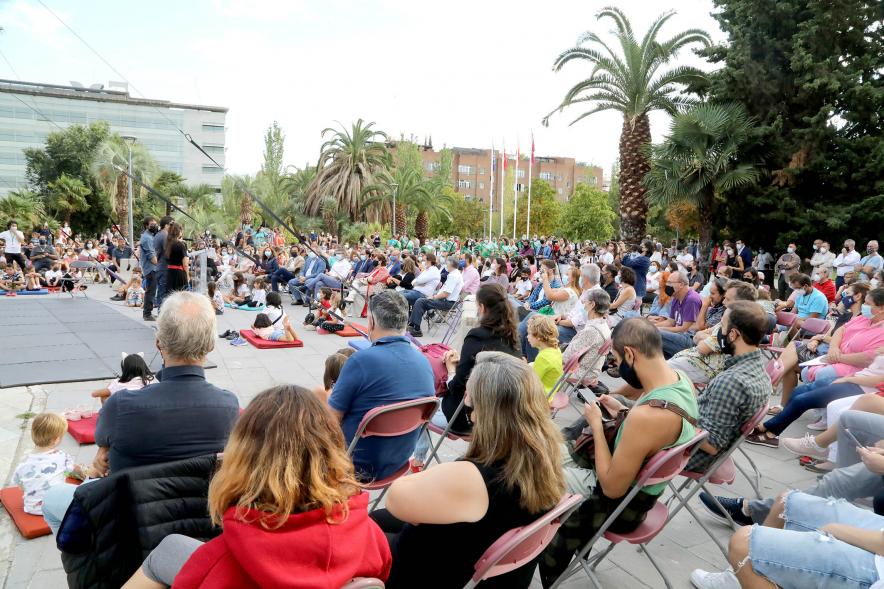 Inauguración de la Escuela de Circo - Imagen panorámica de la plaza del Invernadero del Arroyo de la Vega, donde se celebra la inauguración.