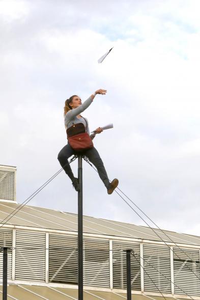 Inauguración de la Escuela de Circo -   Imagen momento de la actuación circense del grupo "Entre Nous", practican el Mástil Chino.