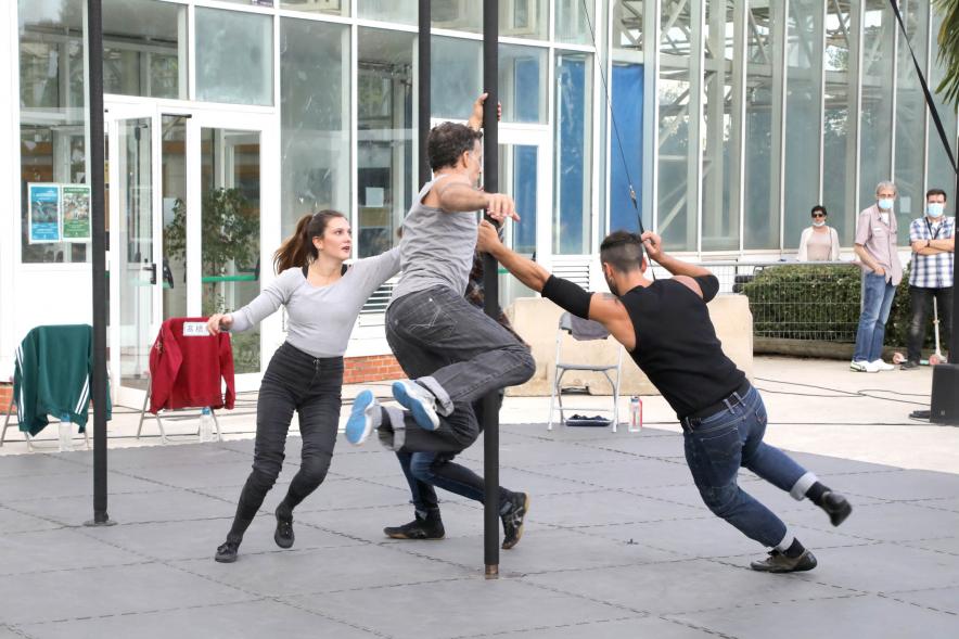  Inauguración de la Escuela de Circo - Imagen momento de la actuación circense del grupo "Entre Nous", practican el Mástil Chino.
