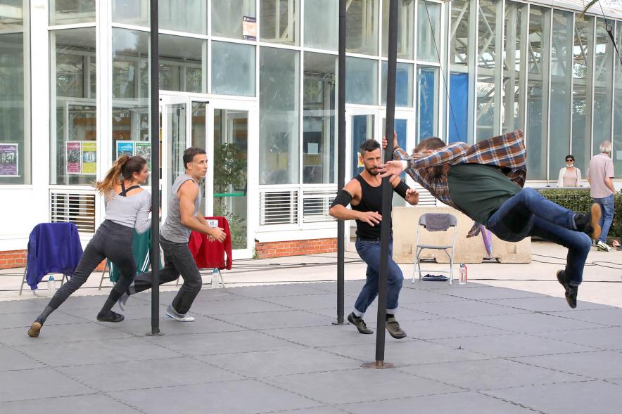 Inauguración de la Escuela de Circo - Imagen momento de la actuación circense del grupo "Entre Nous", practican el Mástil Chino.