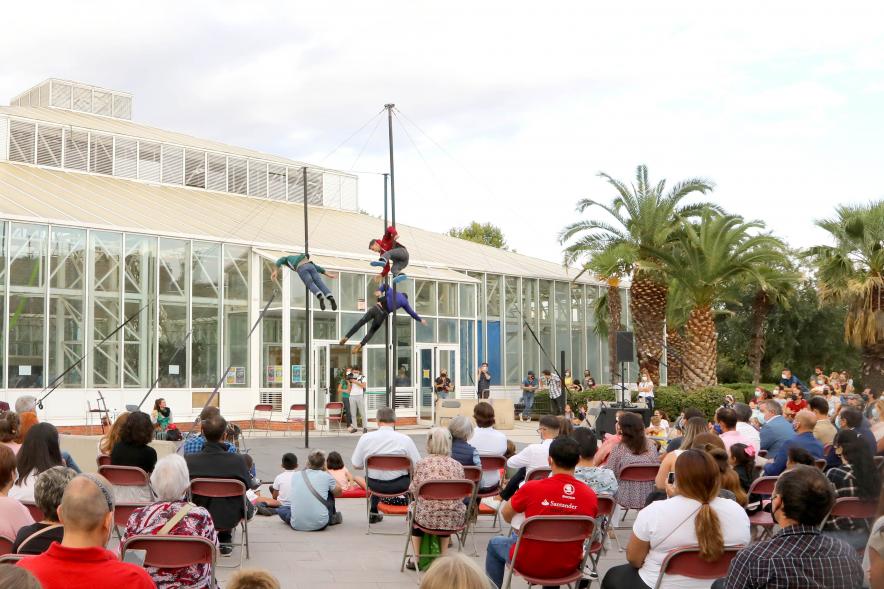 Inauguración de la Escuela de Circo - Imagen lejana momento de la actuación circense del grupo "Entre Nous", practican el Mástil Chino.