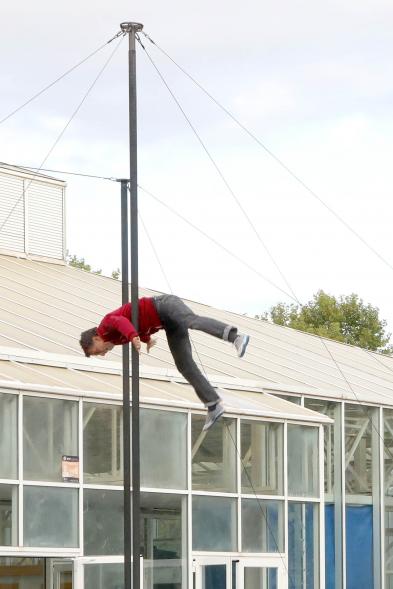 Inauguración de la Escuela de Circo - Imagen momento de la actuación circense del grupo "Entre Nous", practican el Mástil Chino.