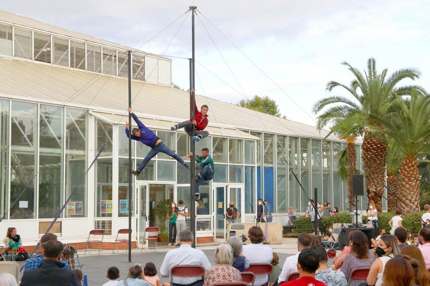  Inauguración de la Escuela de Circo - Imagen momento de la actuación circense del grupo "Entre Nous", practican el Mástil Chino.